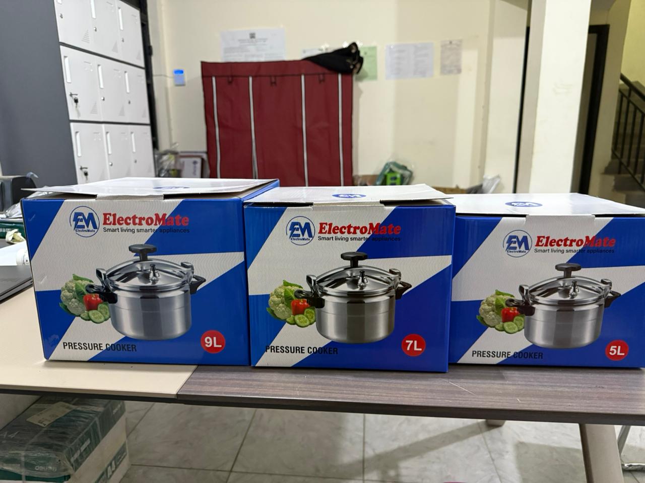 Electromate manual Pressure cooker.